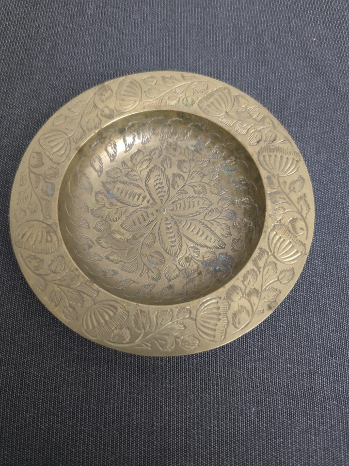 Paquete de latón vintage, candelabro ángel, bandeja de bolsillo, plato Sarna, acento de corazón Foto 4 de 4