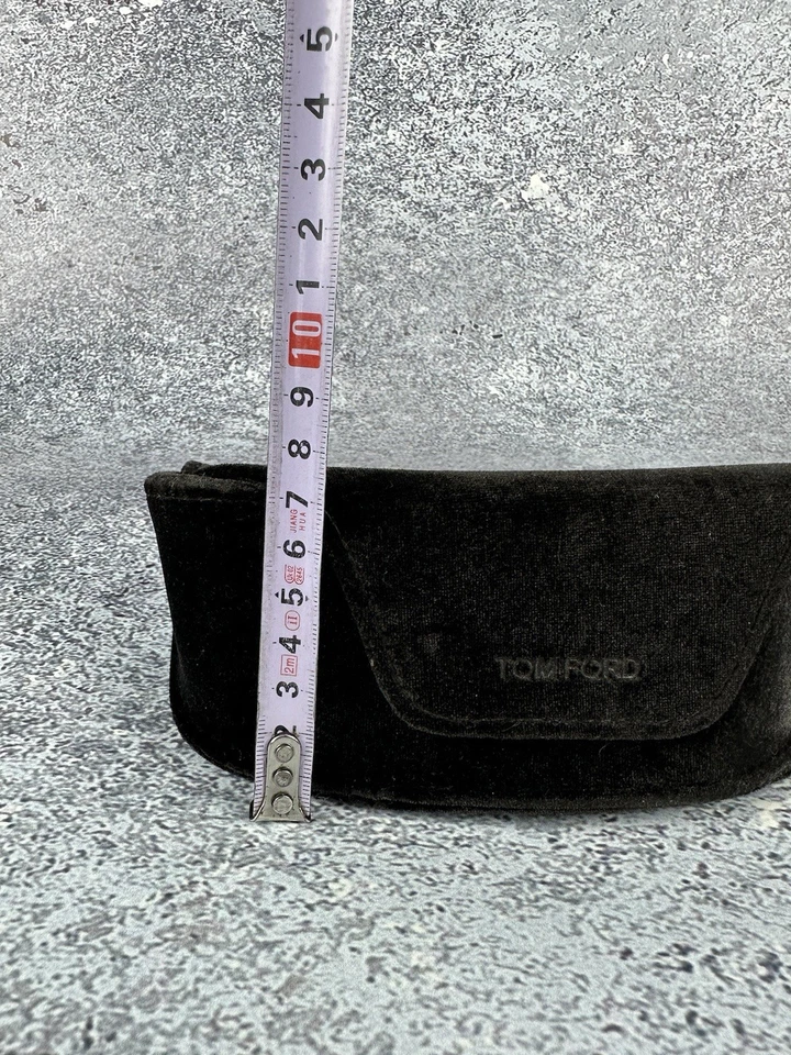 Estuche para gafas de sol Tom Ford de terciopelo marrón Foto 4 de 4