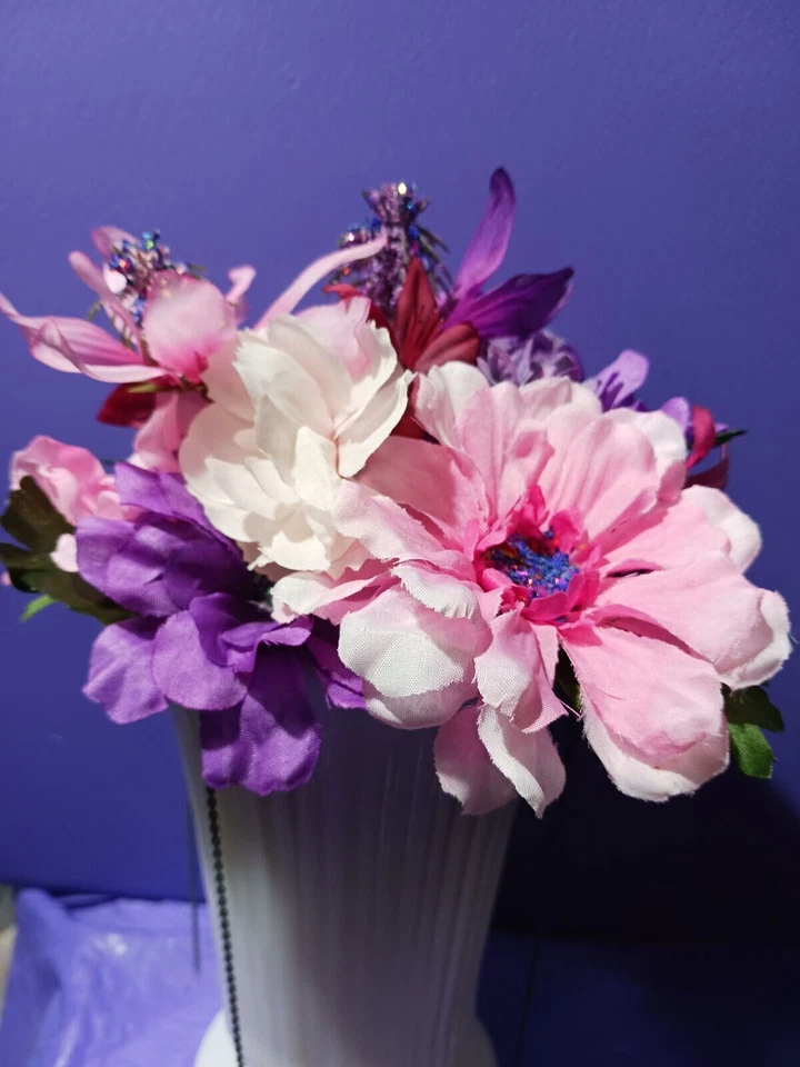 Jarrón de vidrio esmerilado vintage con arreglo floral artificial con cadena azul Foto 2 de 4