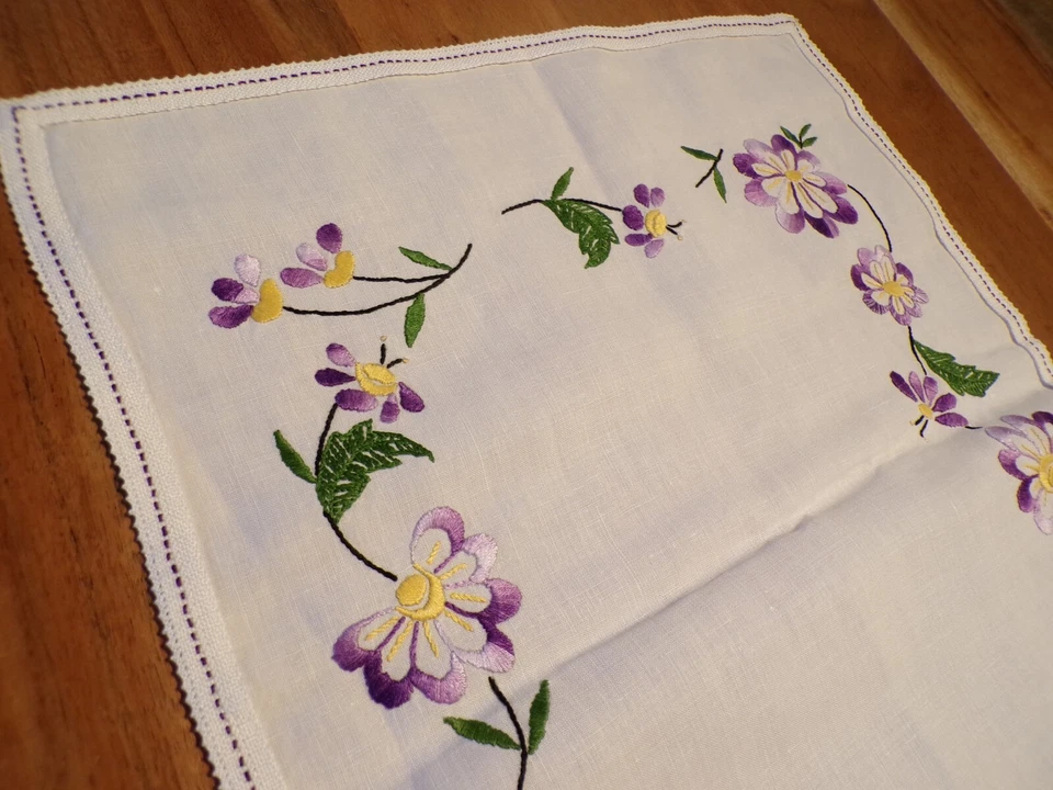 Linge ancien Chemin de table en lin blanc avec broderies de fleurs violettes - Photo 4/4