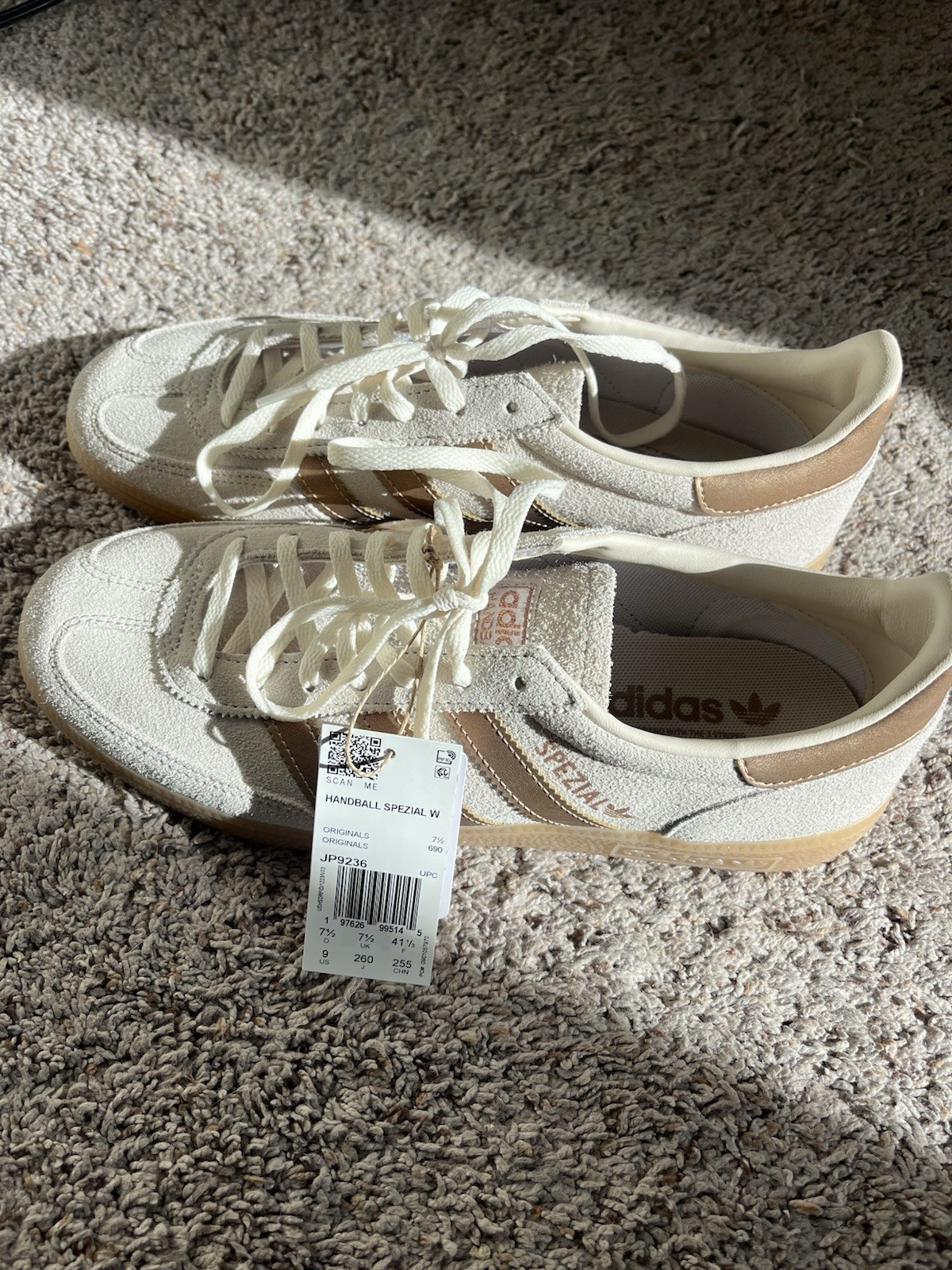 NWT Women's Adidas handball Spezial White And Gold Size 9