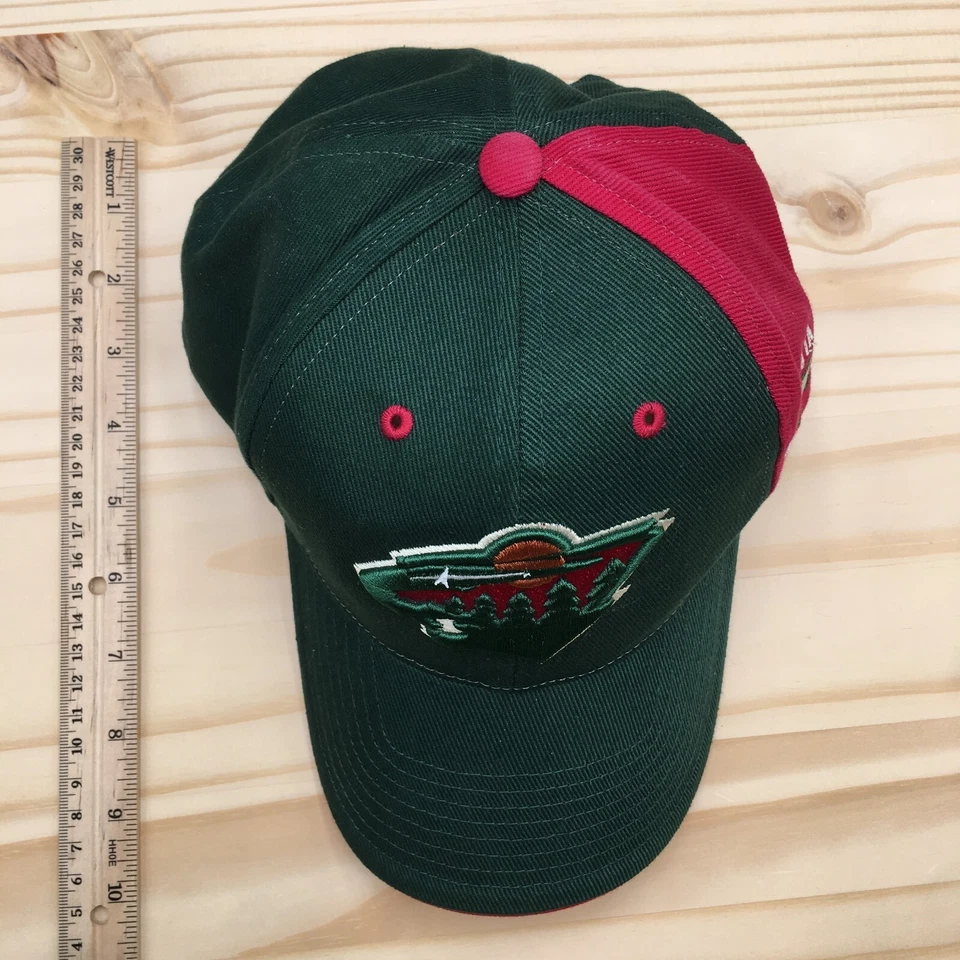 Повседневная мужская кепка Mnneosta Wild NHL один размер красно-зеленая с вышитым логотипом товар - Изображение 3 из 4