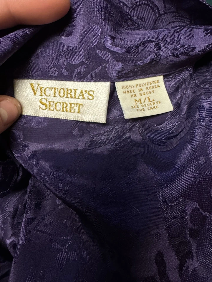 Camisola de cetim vintage Victoria’s Secret etiqueta dourada M/L roxa jacquard lounge - Imagem 4 de 4