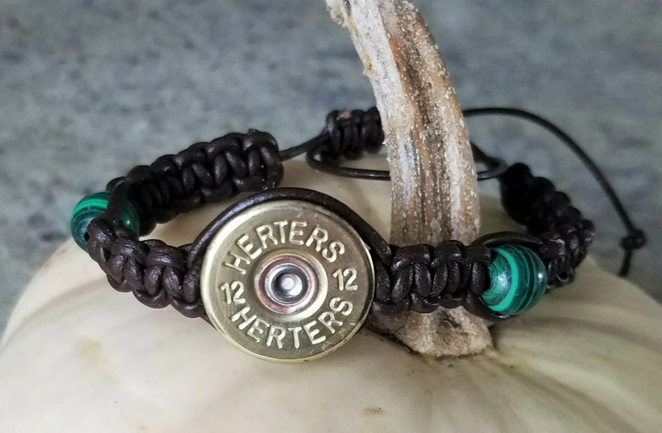 Pulsera Herters Shot Shell calibre 12 con cordón de cuero marrón y cuentas de malaquita Foto 2 de 4