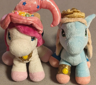 Filly 2x Pony Plüschfiguren Set weiß/pink + blau/beige mit Flügeln Hut/Krone