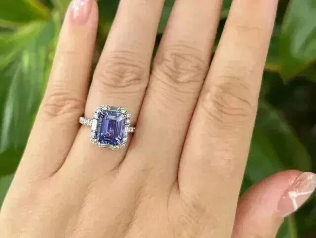 Anillo de compromiso con halo de tanzanita natural corte esmeralda de 2,65 quilates de oro blanco sólido de 14 quilates Foto 2 de 4