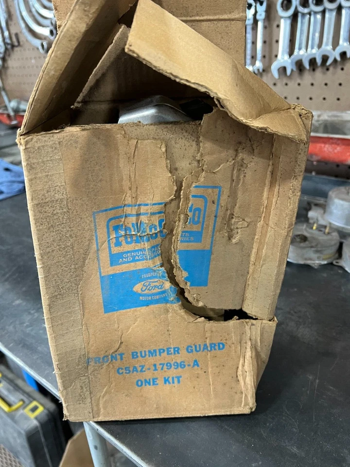 Protector de parachoques delantero FoMoCo 1966 1965 nuevo de lote Foto 2 de 4