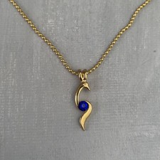 Collier chaine et pendentif métal doré hippocampe stylisé & pierre bleue