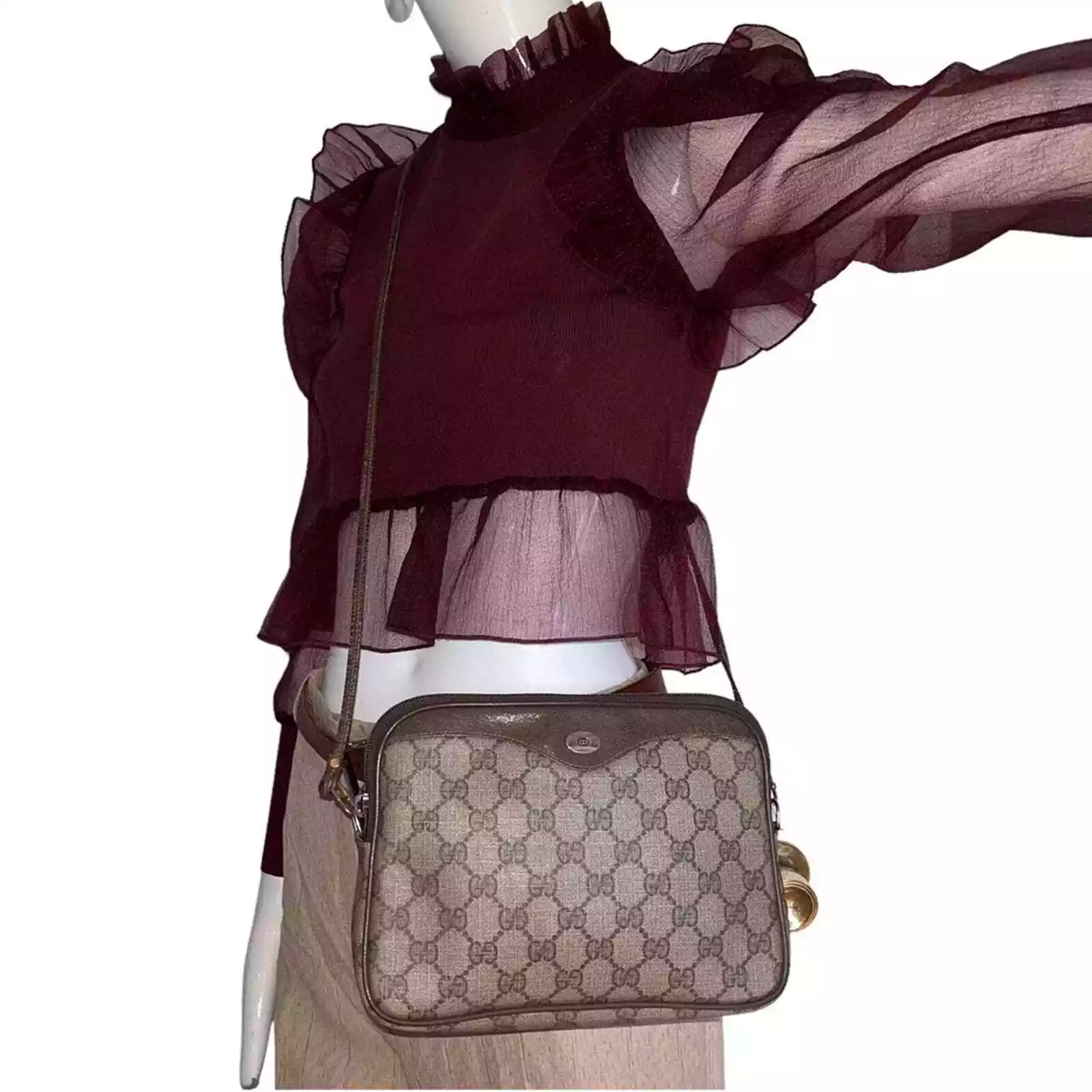 Sac bandoulière vintage années 80 Gucci GG Supreme collection d'accessoires