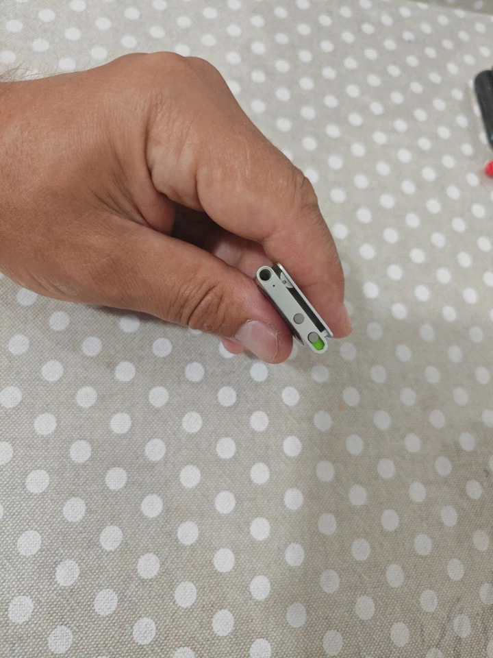 Apple iPod Shuffle A1373 3rd Generation Argento Silver N638 - Immagine 4 di 4