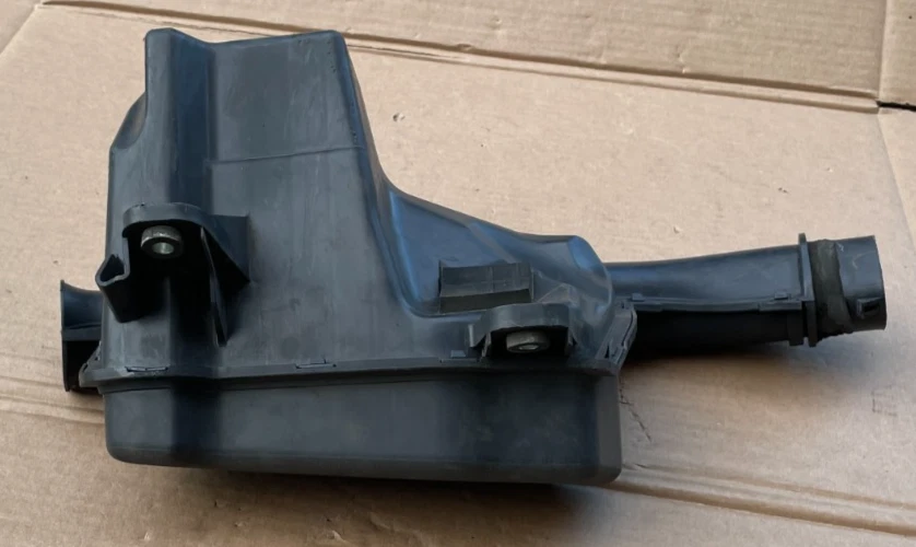 Resonador de admisión de aire Toyota Prius V 2012-2017 17750-37070 OEM Foto 2 de 3