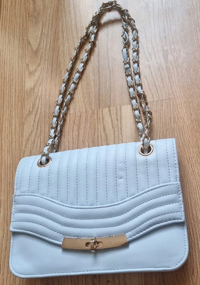 New Look Women's Small light  Blue Shoulder Bag With  a nice Chain handle. - Image 4 of 4