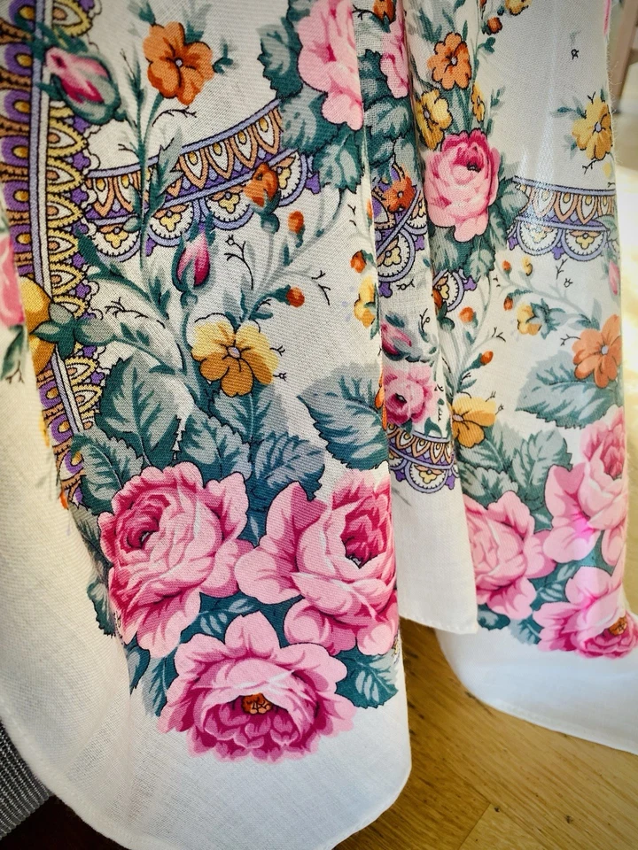 💐 Pavlovo Posad 100% Wool Scarf – 70 x 70 cm, 27.5 x 27.5 in – Delicate Floral - Image 2 of 4