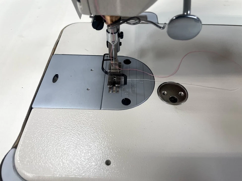 Juki DDL-8700-7 自动单针锁针 + 桌 + 电机 免运费 — 第 4/4 张图片