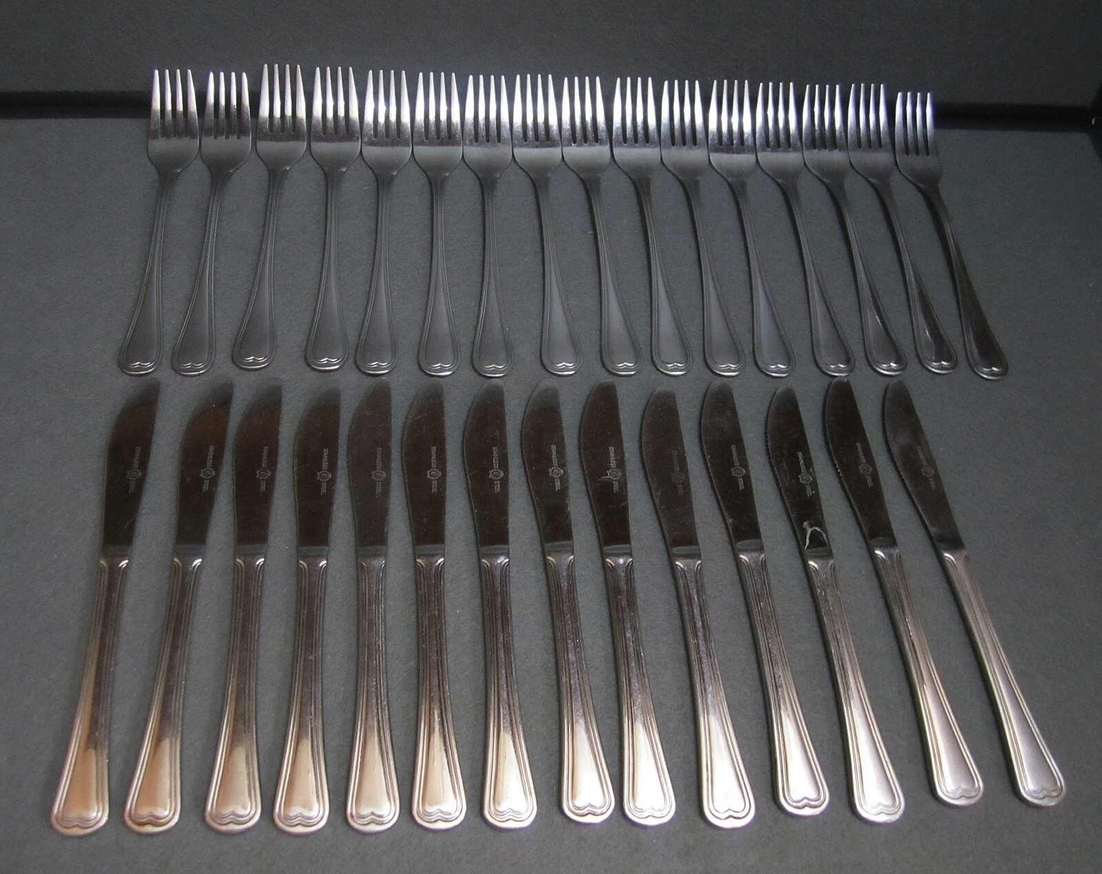 30 pcs Stainless 18/8 Sliverware Flatware 16 Dinner Forks & 14 Dinner Knives 