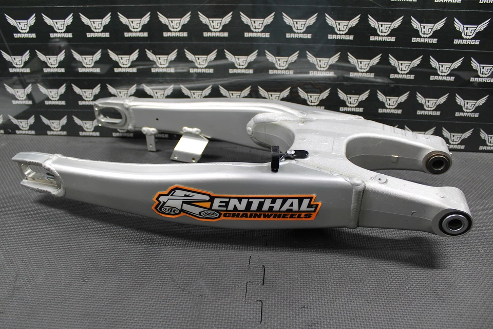 Suzuki RMZ450 2018 18-20 OEM basculante brazo oscilante suspensión trasera 61000-37K01 como nuevo Foto 2 de 4