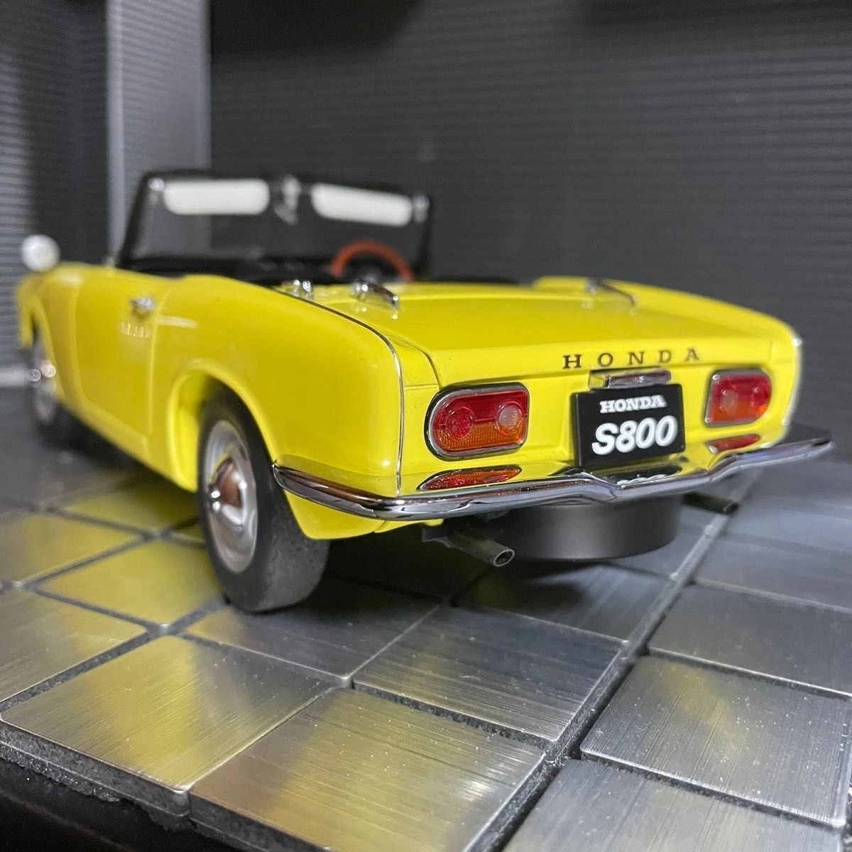 Auto Art Honda S800 Roadster Yellow w Display Case 1:18