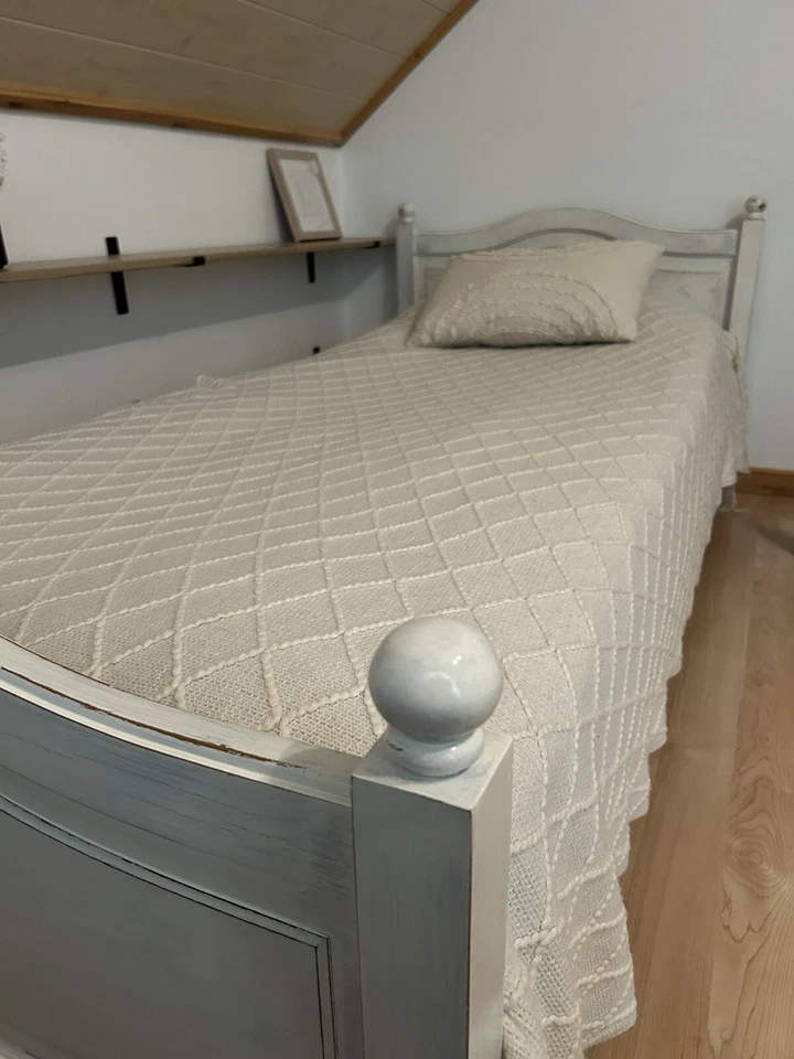 Kleiderschrank und Bett im Landhausstil - Bild 2 von 4