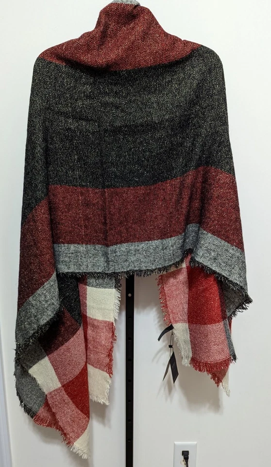 Bufanda envolvente Lane Bryant para mujer talla única acrílico a cuadros rojo negro marfil metálico Foto 2 de 4