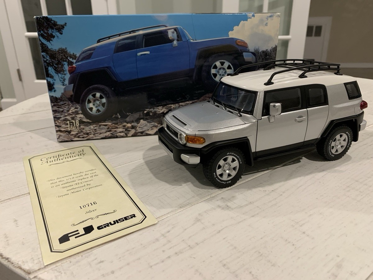1/18 Scale Diecast Model Toyota FJ Cruiser Silver AUTOart New With