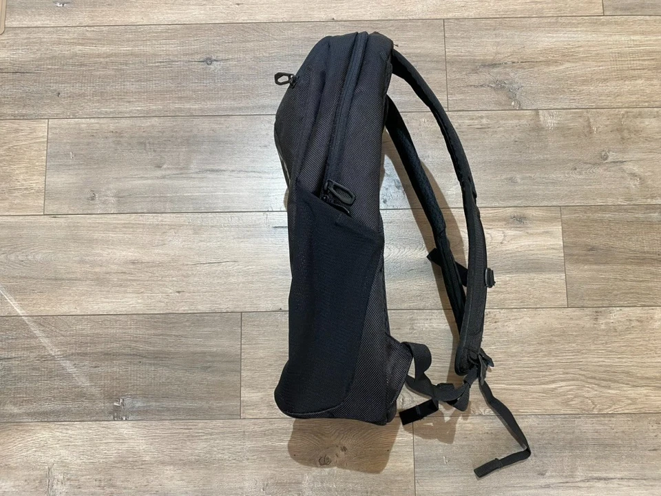 Thule Accent Convertible Laptop Bag Backpack 17L Business Travel Ballistic BLACK - Image 2 of 4