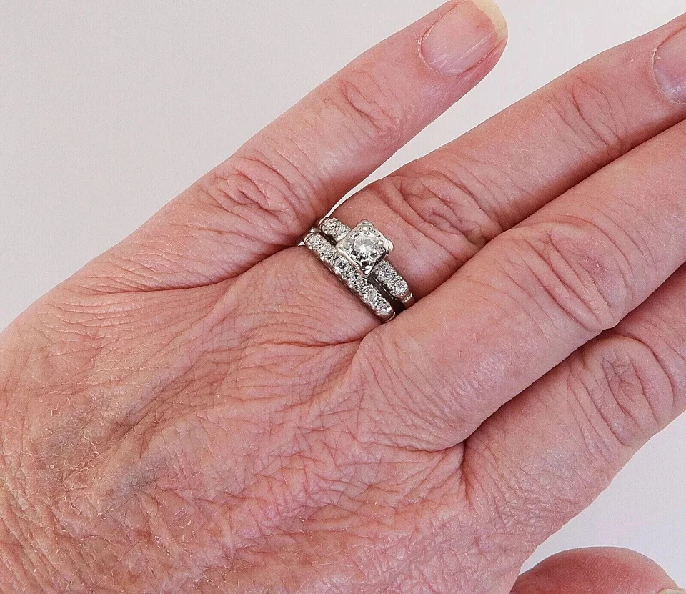 Juego de anillos Art Deco redondos creados en laboratorio con diamantes para boda nupcial de oro blanco de 14K Foto 2 de 4