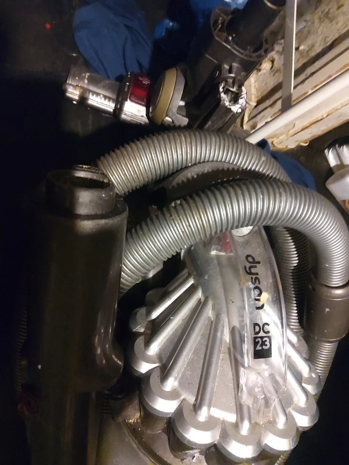 Dyson  DC20 Cylinder Vacuum Cleaner with Stow Away Wand, Air Turbo Head & Tools - Image 4 of 4