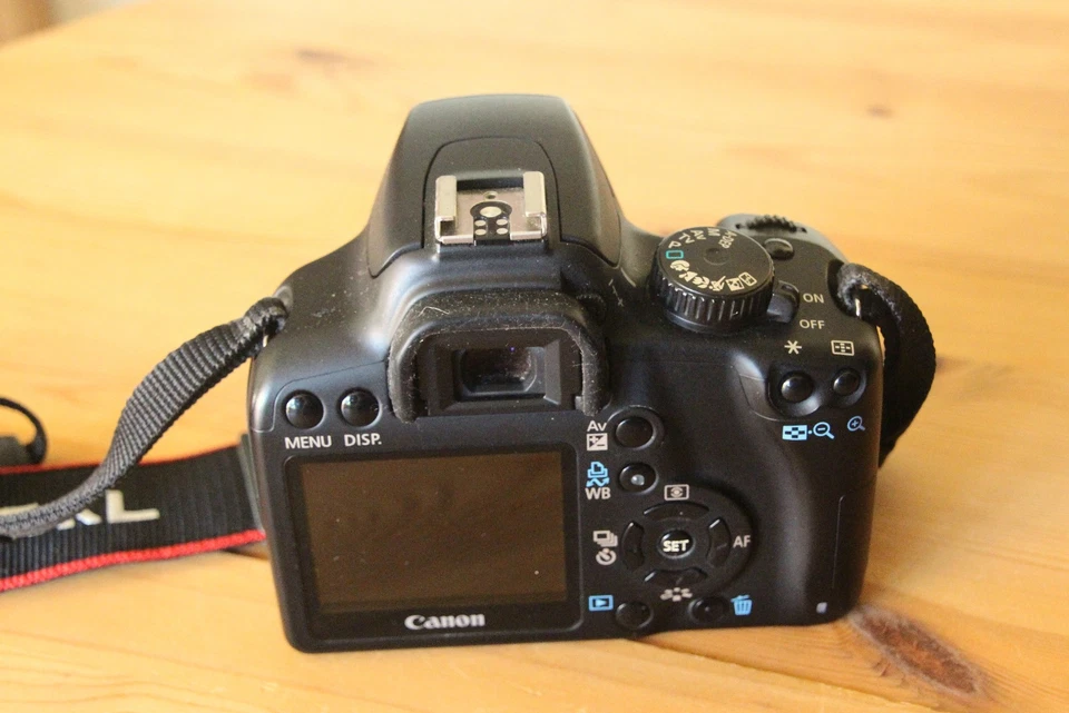 Kompl. Fotoausrüstung Canon EOS 1000D + Zubehörpaket , nur 7000 Auslösungen!!! - Bild 3 von 4