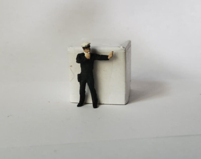 Arttista #741 - Traffic Cop / Policeman - S SCALE Figure - Model Trains - NEW
