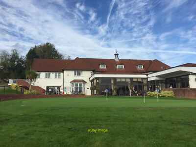 Foto 6x4 Radyr Golfschläger Blick auf Clubhaus über Putting Green. c2018