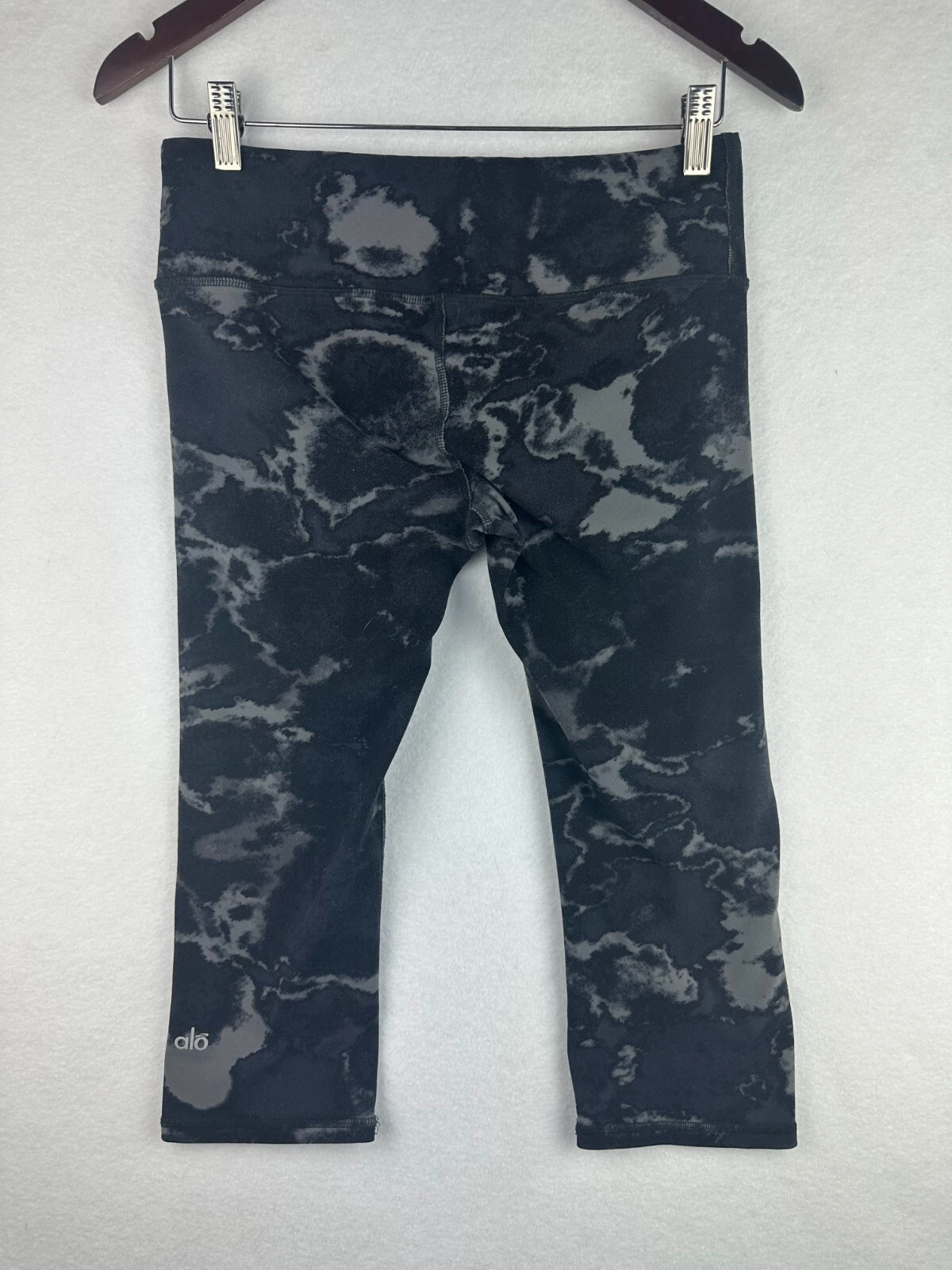 alo-yoga airbrush geometric capri leggings