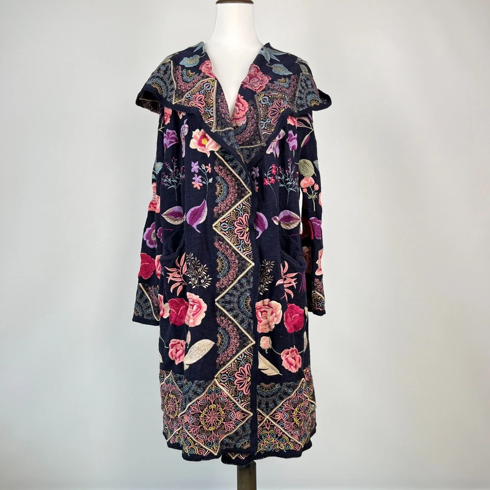 Cardigã Johnny Was bordado floral com capuz suéter multicolorido tamanho P US$ 598 NOVO SEM ETIQUETAS - Imagem 2 de 4