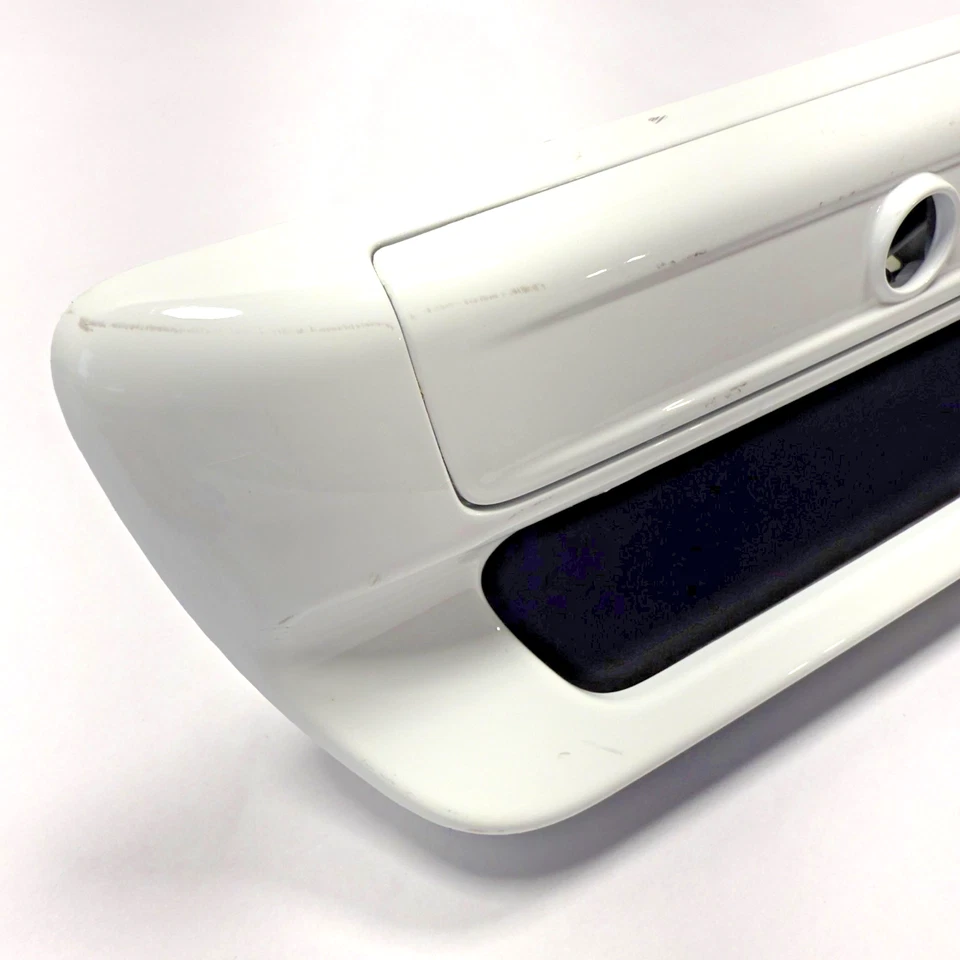 Jeep Cherokee 2014-2021 blanco moldura de liberación de manija de maletero trasero OEM 6EF99TRMAA Foto 3 de 4