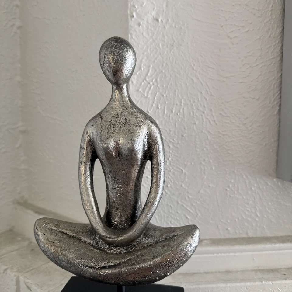 Escultura Mujer Meditando Resina Abstracta Acabado Plata Rústico Base Negra De Colección Foto 2 de 2