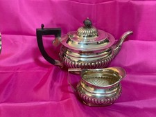 Théière en métal argenté et pot à lait anglais antique