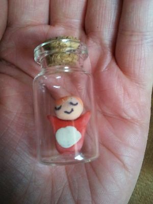 Ponyo von Studio Ghibli in einer Mini Glasflasche mit Korken. 