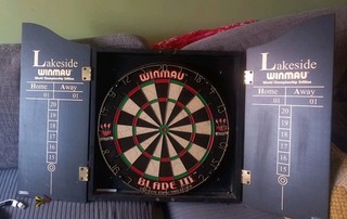 Vintage Winmau Blade lll BDO Dartboard Self Heal with cabinet & X2 sets of darts