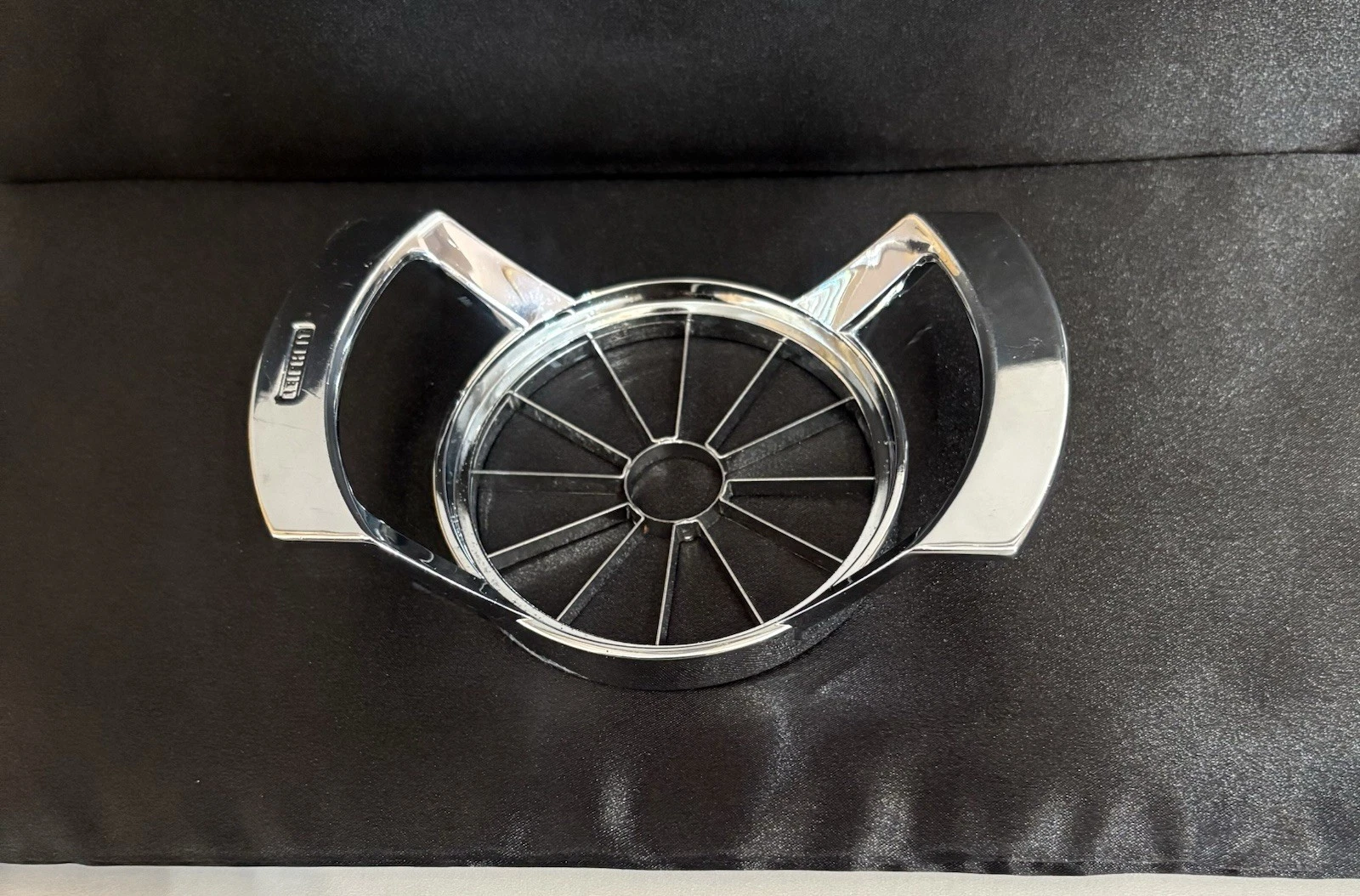 Leifheit Pro Line 03157 12-Blade Apple Slicer And Corer Stainless Steel Body
Opens in a new window o