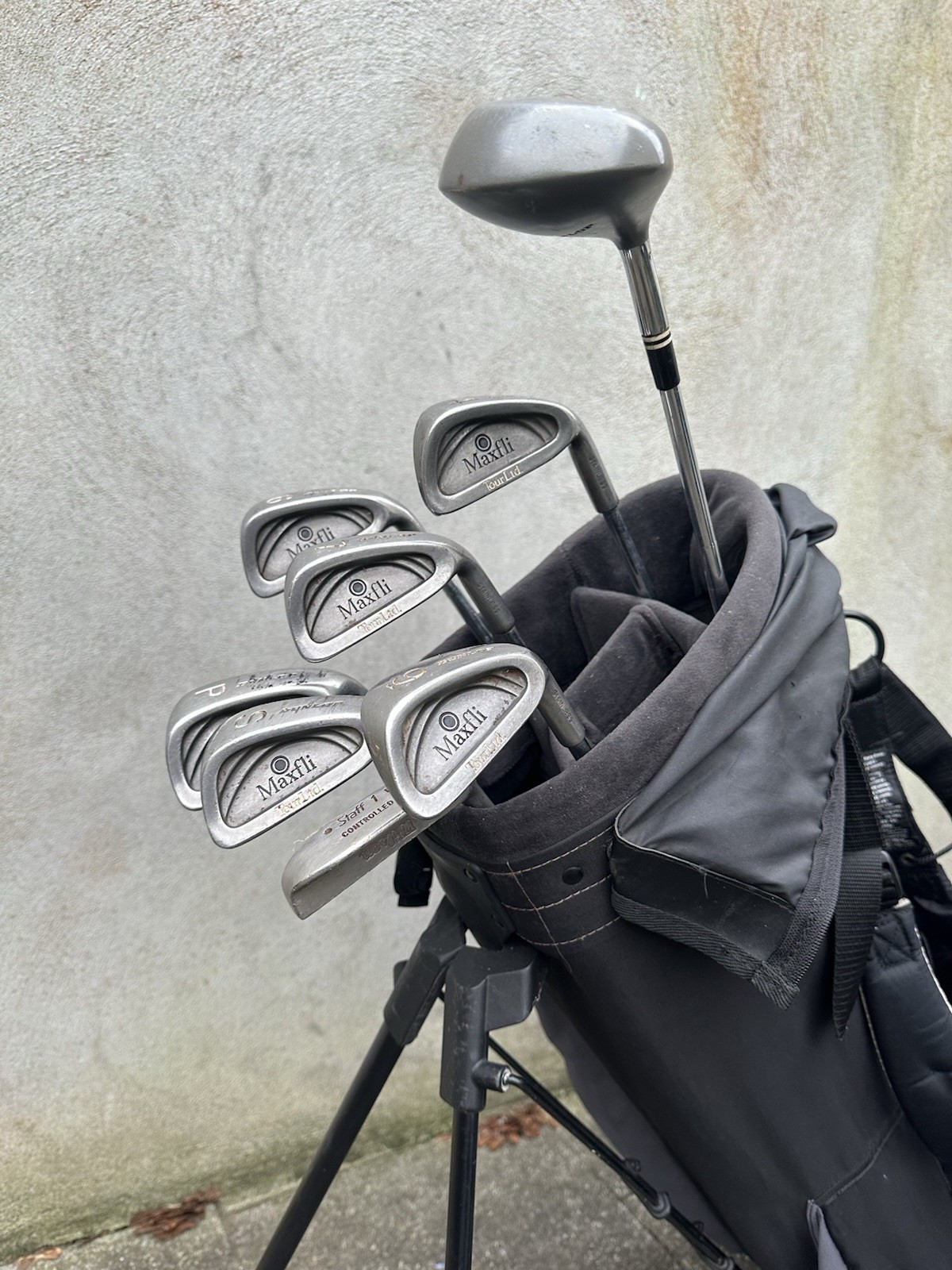 Men’s right handed golf club set with bag