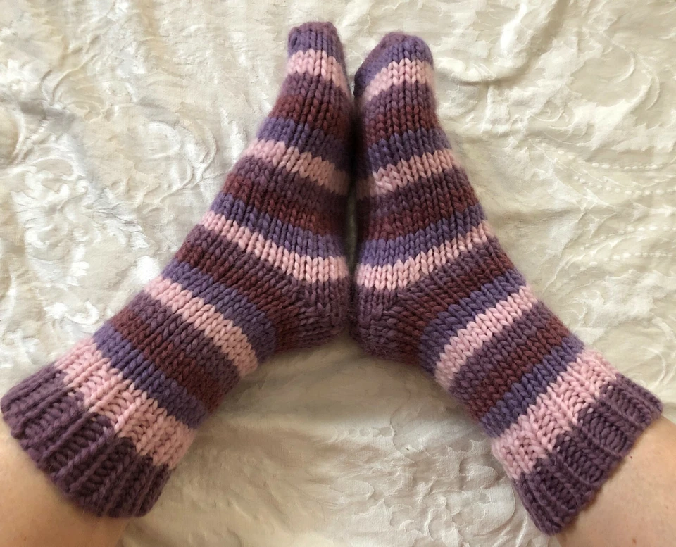 Calcetines para mujer talla US 8-9 media pantorrilla 100 % lana púrpura grueso malva tejido a mano rayas Foto 2 de 4