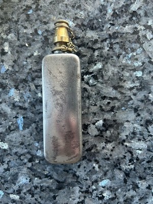 Ölbehälter aus Metall mit Messingdeckel gut verarbeitet, kein Herstellername