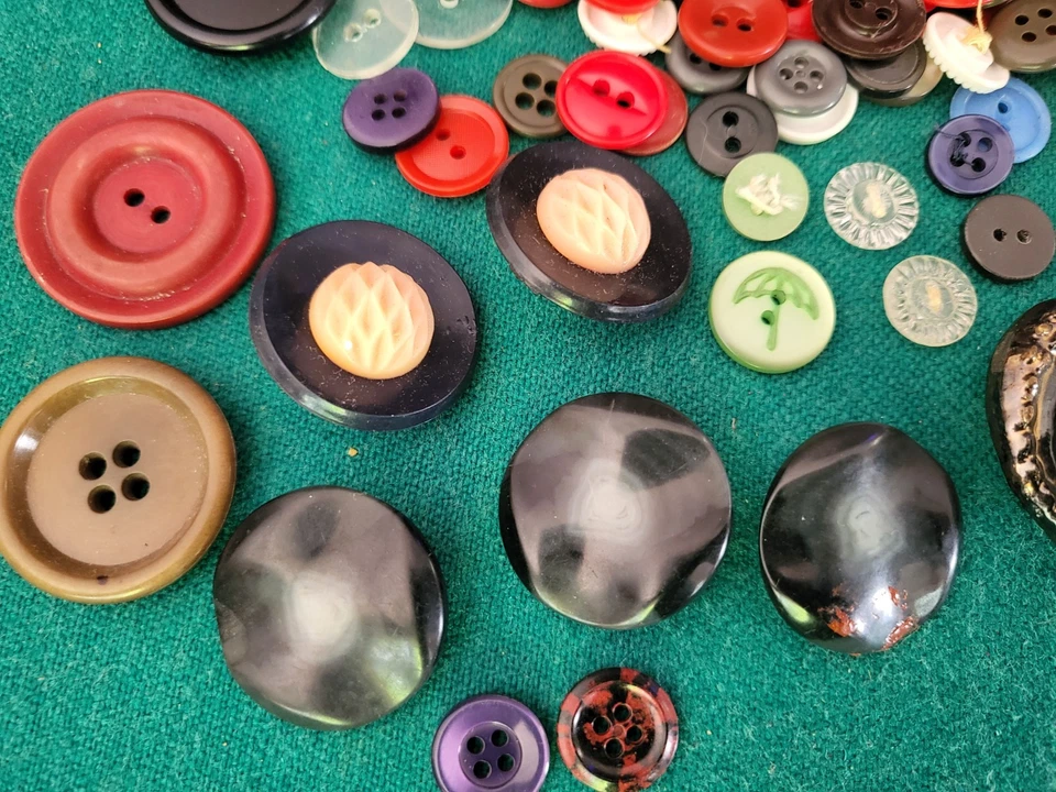 Vintage 1950s Button Collection Lot, Plus 2 - VTG Coats & Clark's Containers - Image 4 of 4