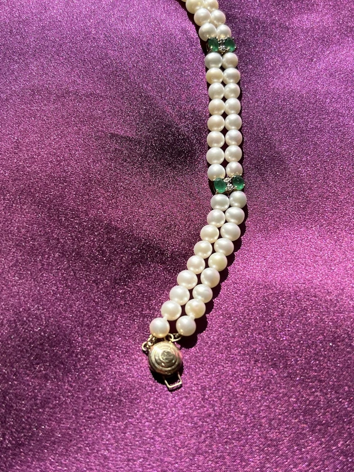 Vintage 7.5” 14K  gold Pearl, Emerald & Diamond Bracelet. Beautiful Condition. - Image 3 of 4
