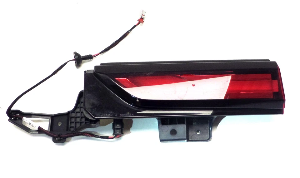 Passenger Side RH Rear Closure Signal Lamp 2021-2023 GMC Yukon Yukon XL - Image 3 of 4
