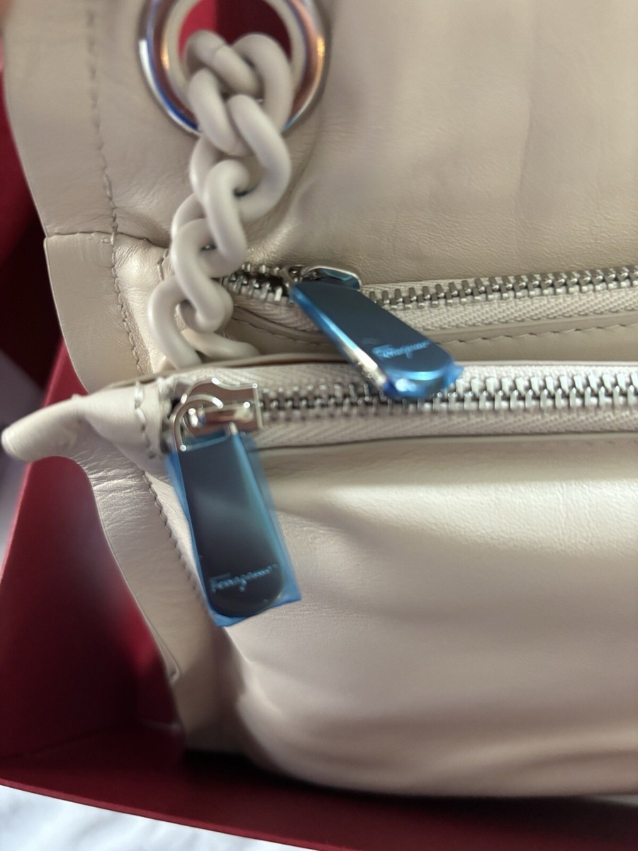 VIPセール【関税込み】SALVATORE FERRAGAMO VIVA BOW バッグ Ferragamo | Viva bow olive leather bag | Savannahs