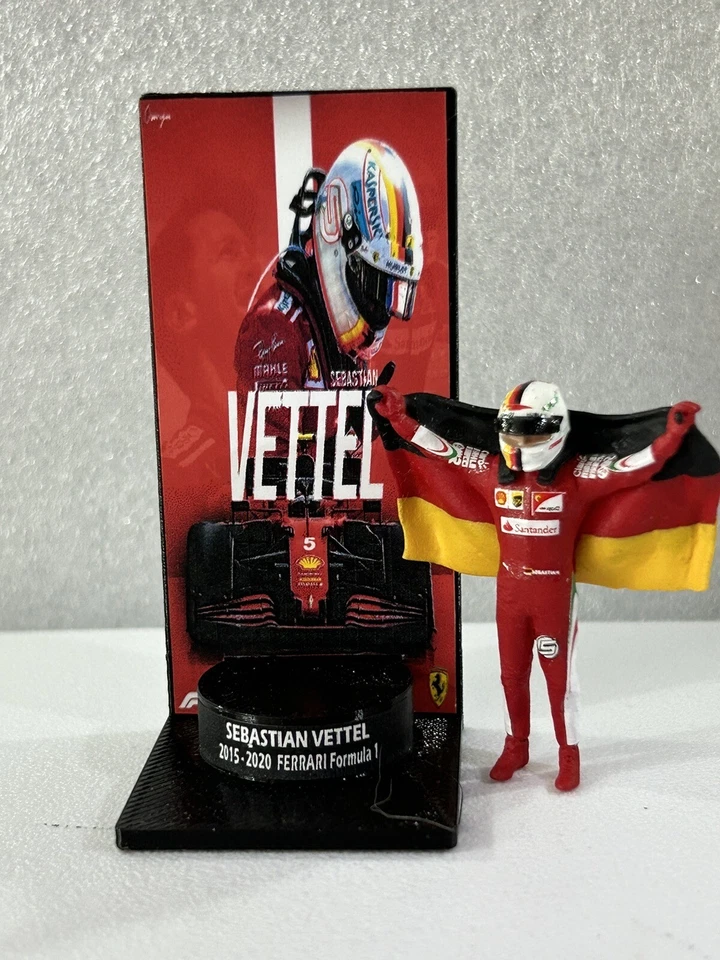 Figura 1/43 Sebastian Vettel Ferrari con bandera Fórmula 1 + podio Foto 3 de 4