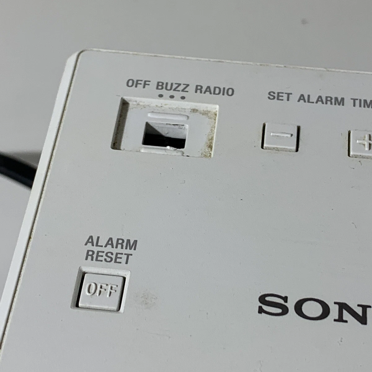 Radio despertador SONY ICF-C1 cubo blanco radio AM/FM en funcionamiento