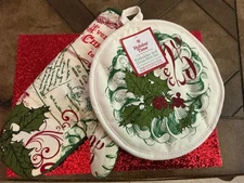 NWT Vintage Inspired Christmas Pot Holder And Oven Mitt Set