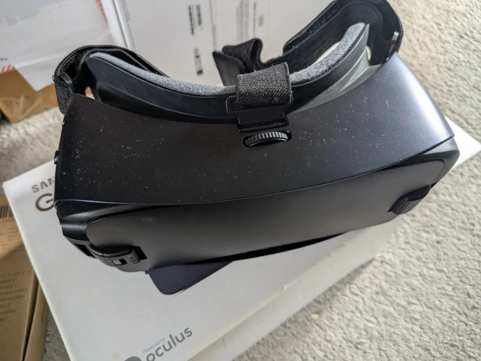 Samsung Gear VR Headset With Controller for S6 S7 S8 S8+ and Note SM-R325NZVABTU - Image 4 of 4