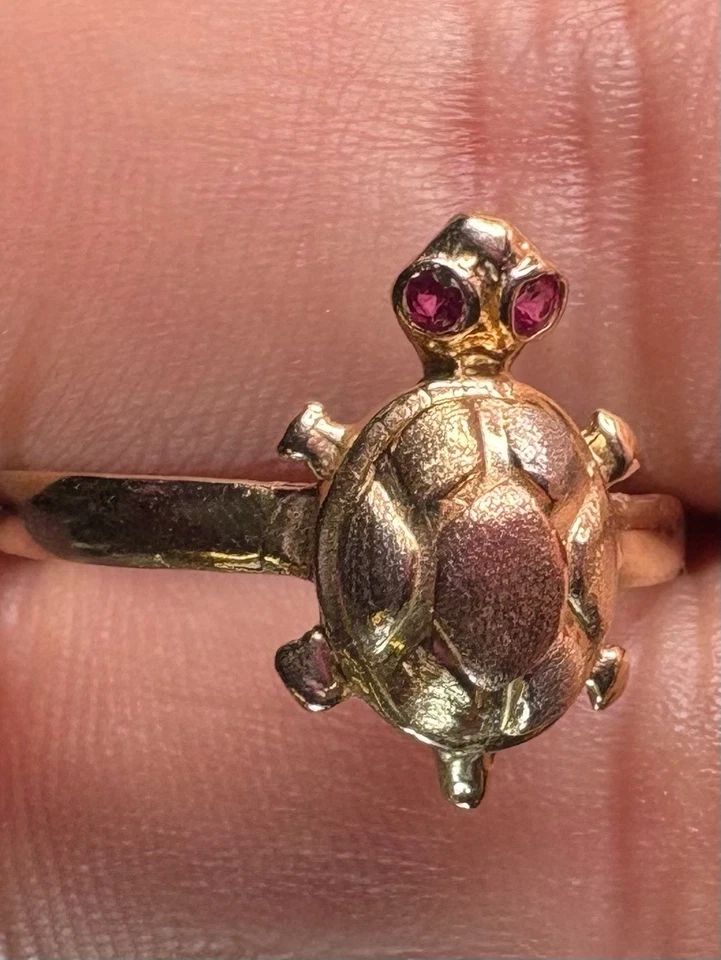Hermoso anillo 3D de oro amarillo de 10k esmalte de tortuga ojo de rubí talla 6 🐢 Rarezas 2,11 G Foto 4 de 4